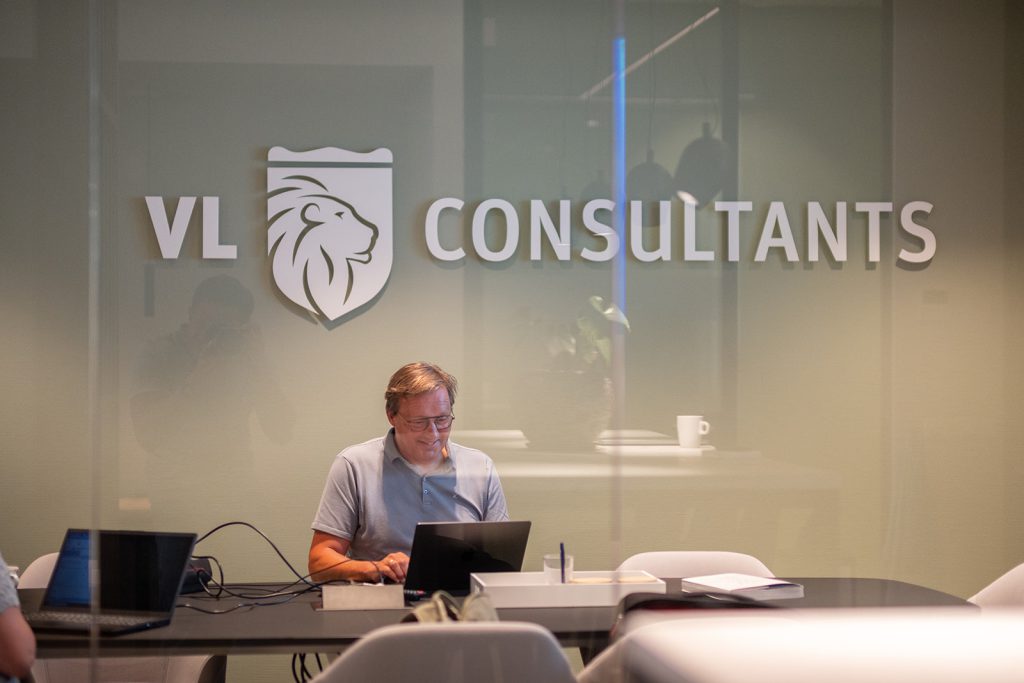 VL Consultants logo op de achtergrond